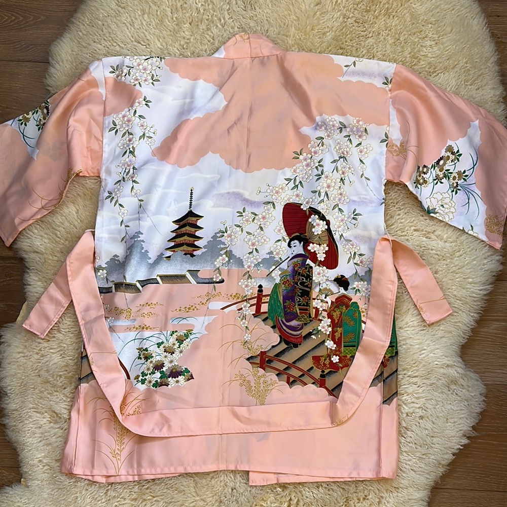 Vintage-Inspired Peach Floral Kimono Jacket with Geisha Motif - Picture 3 of 7